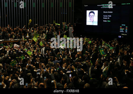 Brasilia, Brasilien. 17. April 2016. Gesetzgeber feiern, nachdem sie die erforderlichen Stimmen für Präsidentin Dilma Rousseff Anklage in Brasilia, Brasilien, am 17. April 2016 vorangehen autorisieren erreicht. Das Unterhaus des Parlaments Brasiliens am Sonntagabend gab den Startschuss für das Amtsenthebungsverfahren gegen die Präsidentin Dilma Rousseff. Bildnachweis: Dida Sampaio/AGENCIA ESTADO/Xinhua/Alamy Live-Nachrichten Stockfoto