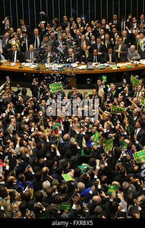 Brasilia, Brasilien. 17. April 2016. Gesetzgeber feiern, nachdem sie die erforderlichen Stimmen für Präsidentin Dilma Rousseff Anklage in Brasilia, Brasilien, am 17. April 2016 vorangehen autorisieren erreicht. Das Unterhaus des Parlaments Brasiliens am Sonntagabend gab den Startschuss für das Amtsenthebungsverfahren gegen die Präsidentin Dilma Rousseff. Bildnachweis: Andre Dusek/AGENCIA ESTADO/Xinhua/Alamy Live-Nachrichten Stockfoto