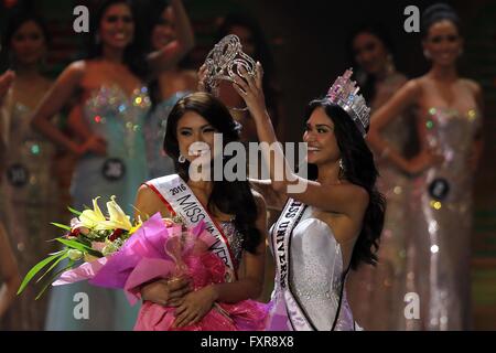 Quezon City, Philippinen. 18. April 2016. Binibining Pilipinas (Miss Philippinen) 2015 und amtierende Miss Universe 2015 Pia Alonzo Wurtzbach (R) krönt Maxine Medina als Miss Philippinen-Universum 2016 während der Krönung Nacht in Quezon City, Philippinen, 18. April 2016. Die Binibining Pilipinas Festzug gekrönt Montag früh seine neueste Schönheitsköniginnen, die das Land an internationale Schönheitswettbewerbe vertreten werden. © Rouelle Umali/Xinhua/Alamy Live-Nachrichten Stockfoto