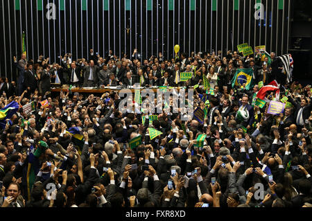 Brasilia, Brasilien. 17. April 2016. Gesetzgeber feiern, nachdem sie die erforderlichen Stimmen für Präsidentin Dilma Rousseff Anklage in Brasilia, Brasilien, am 17. April 2016 vorangehen autorisieren erreicht. Das Unterhaus des Parlaments Brasiliens am Sonntagabend gab den Startschuss für das Amtsenthebungsverfahren gegen die Präsidentin Dilma Rousseff. Bildnachweis: Dida Sampaio/AGENCIA ESTADO/Xinhua/Alamy Live-Nachrichten Stockfoto