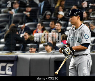 Bronx, New York, USA. 15. April 2016. Norichika Aoki (Seeleute), 15. April 2016 - MLB: Norichika Aoki von Seattle Seemänner wartet auf seine Mannschaftskameraden in der Major League Baseball Game gegen die New York Yankees im Yankee Stadium in der Bronx, New York, Vereinigte Staaten von Amerika. © Hiroaki Yamaguchi/AFLO/Alamy Live-Nachrichten Stockfoto