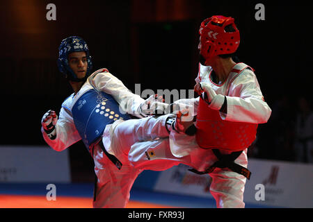 Pasay City, Philippinen. 17. April 2016. Ahmad Abughaush von Jordanien (L) konkurriert in der Senioren-Viertelfinalspiel der Kategorie-68 kg gegen Abdulla Alahmed von Bahrain in den asiatischen Taekwondo-Qualifikationsturnier in Pasay City, Philippinen, 17. April 2016. Abughaush gewann 13-2. © Rouelle Umali/Xinhua/Alamy Live-Nachrichten Stockfoto