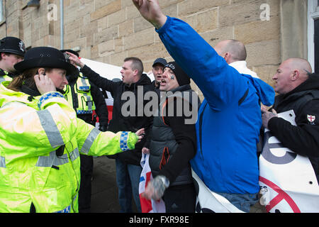 Rechter Flügel Faschisten "English Defence League" zu demonstrieren, außen Austritt "Abstimmung BEURLAUBUNG" rally von Boris Johnson MP Wahlkampf um den Euro zu verlassen, am 23. Juni statt Referendum, Newcastle-upon-Tyne, England UK Stockfoto