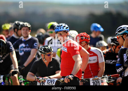 Woodbury Common, Devon, UK, 17. April 2016. Rennfahrer bereiten Sie Runde 1 von der South West MTB XC Mountainbike-Rennen im Woodbury Common in der Nähe von Exeter statt zu starten. @ David Partridge / Alamy Live News Stockfoto