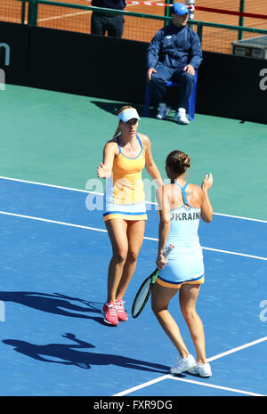 Kiew, Ukraine. 17. April 2016. Kateryna Bondarenko (R) und Olga Savchuk der Ukraine reagieren während BNP Paribas FedCup-Match gegen Maria Irigoyen Argentiniens bei Campa Bucha Tennisclub in Kiew, Ukraine. Bildnachweis: Oleksandr Prykhodko/Alamy Live-Nachrichten Stockfoto