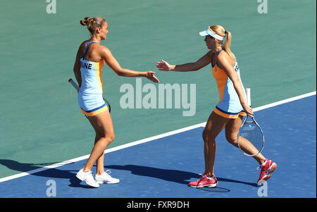 Kiew, Ukraine. 17. April 2016. Kateryna Bondarenko (L) und Olga Savchuk der Ukraine reagieren während BNP Paribas FedCup-Match gegen Maria Irigoyen Argentiniens bei Campa Bucha Tennisclub in Kiew, Ukraine. Bildnachweis: Oleksandr Prykhodko/Alamy Live-Nachrichten Stockfoto