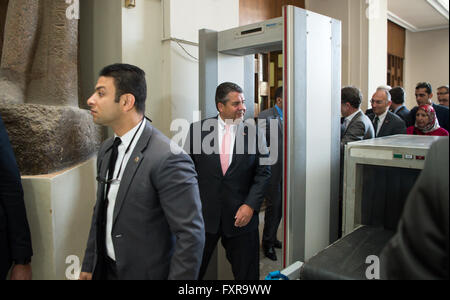 Kairo, Ägypten. 18. April 2016. Bundesminister für Wirtschaft und Energie, Sigmar Gabriel (C), besucht das ägyptische Nationalmuseum in Kairo, Ägypten, 18. April 2016. Gabriel (SPD), besucht die nordafrikanischen Länder Marokko und Ägypten mit einer Delegation bis Dienstag, 19 April. Foto: Bernd von Jutrczenka/Dpa/Alamy Live News Stockfoto