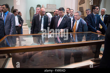 Kairo, Ägypten. 18. April 2016. Bundesminister für Wirtschaft und Energie, Sigmar Gabriel (C), besucht das ägyptische Nationalmuseum in Kairo, Ägypten, 18. April 2016. Gabriel (SPD), besucht die nordafrikanischen Länder Marokko und Ägypten mit einer Delegation bis Dienstag, 19 April. Foto: Bernd von Jutrczenka/Dpa/Alamy Live News Stockfoto