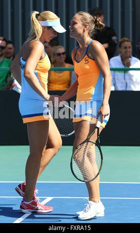 Kiew, Ukraine. 17. April 2016. Kateryna Bondarenko (R) und Olga Savchuk der Ukraine reagieren während BNP Paribas FedCup-Match gegen Maria Irigoyen Argentiniens bei Campa Bucha Tennisclub in Kiew, Ukraine. Bildnachweis: Oleksandr Prykhodko/Alamy Live-Nachrichten Stockfoto