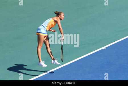 Kiew, Ukraine. 17. April 2016. Kateryna Bondarenko der Ukraine dient bei BNP Paribas FedCup-paar-Spiel gegen Argentinien im Campa Bucha Tennisclub in Kiew, Ukraine. Ukraine gewann paar Spiel 6-1, 6-3. Bildnachweis: Oleksandr Prykhodko/Alamy Live-Nachrichten Stockfoto