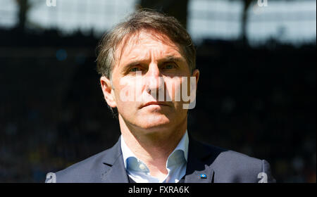 Hamburgs Trainer Bruno Labbadia vor dem Bundesliga-Fußball-Spiel Borussia Dortmund gegen Hamburger SV in Dortmund, Deutschland, 17. April 2016 abgebildet. Foto: Guido Kirchner/dpa Stockfoto