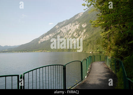 Wanderweg entlang der Felsen, See Hallstatt (Hallstätter See), Salzkammergut, Österreich Stockfoto