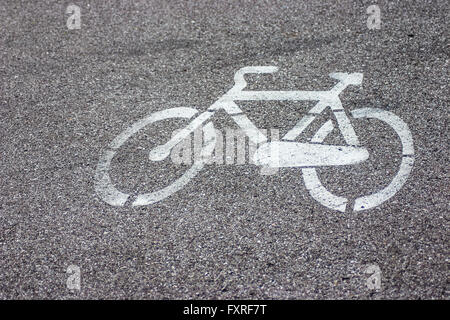 Fahrrad-Schild gemalt auf asphaltierten Radweg. Stockfoto