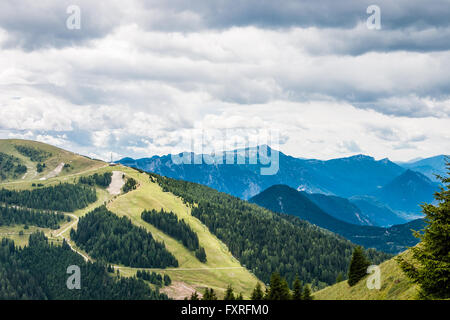 Panorama aus dem Pfad, der auf den Gipfel des Col de Boia klettert (2066 m) Stockfoto