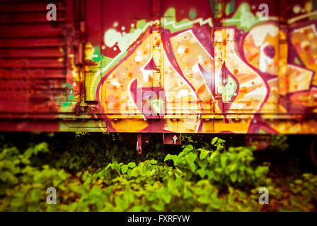 Verlassene Box Auto dekoriert mit Sprühfarbe Graffitit in Manistee, Michigan, USA. Stockfoto