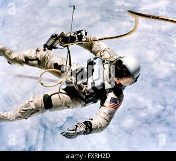 NASA-Astronaut Ed White schwebt in der Schwerelosigkeit der Raum außerhalb der Gemini 4-Sonde mit dem Blau der Erde unten während der ersten Weltraumspaziergang durch eine amerikanische 3. Juni 1965 in der Erdumlaufbahn. Stockfoto