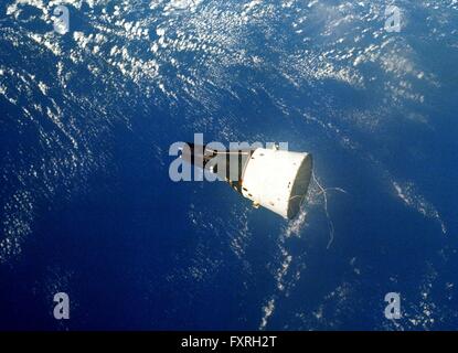 Die Gemini 7 Raumkapsel in der Erdumlaufbahn von Astronauten an Bord der Raumkapsel Gemini 6 15. Dezember 1965 in der Erdumlaufbahn angesehen. NASA hat die erste Rendezvous Mission mit zwei Gemini-Raumschiff erfolgreich abgeschlossen. Stockfoto