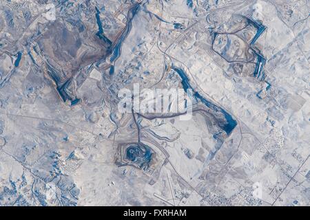 International Space Station Blick nach unten aus dem Weltraum im Tagebau Gruben mehrere Kohlengruben, die aus der kleinen Stadt von Gillette, Wyoming kontrastierte gegen operieren die winterlichen Schnee bedeckt Landschaft der Bighorn Mountains. Stockfoto