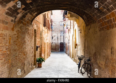 Blick auf eine typische Gasse in Buonconvento Stockfoto