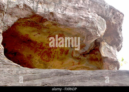 Urgestein Unterschlupf und Gemälden Leben der Höhlenbewohner an Bhimbetka, in der Nähe von Bhopal, Madhya Pradesh, Indien, Asien Stockfoto