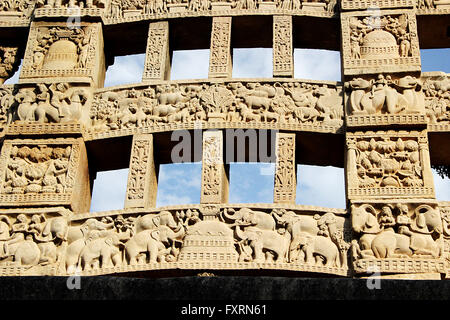 Nahaufnahme der Exquisite Carven auf Rückseite des östlichen Tor zum großen Stupa an Sanchi, in der Nähe von Bhopal, Madhya Pradesh, Indien, Asien Stockfoto