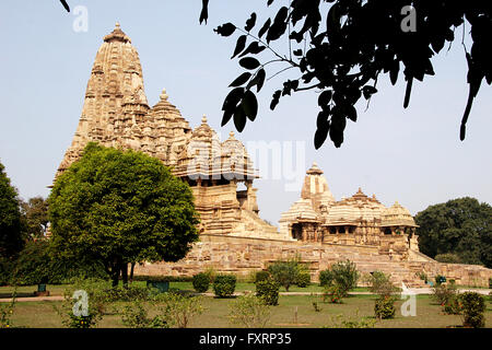 Blick auf Kandariya Mahadev Tempel und Jagadambi Tempel unter westlichen Gruppe der Tempel in Khajuraho, Madhya Pradesh, Indien, Asien Stockfoto