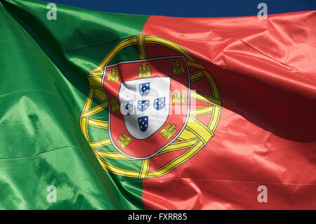 Eine Nahaufnahme von roten und grünen Staatsflagge der portugiesischen Republik, "Bandeira de Portugal". Fliegen im Wind. Stockfoto