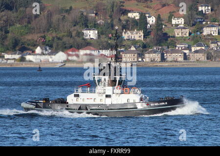 Zuverlässige SD, ein Damen ATD Tug 2909 von Serco Marine Services, während der Übung Joint Warrior 16-1 betrieben. Stockfoto