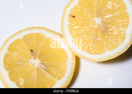 zwei frische, saftige Zitronenscheiben auf weißem Hintergrund Stockfoto