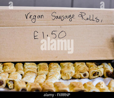 Vegane Wurst Rollen zum Verkauf an einem Marktstand. Stockfoto