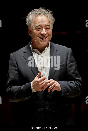 Alexei Sayle "Ein Abend mit Alexei Sayle" bei Liverpool Philharmonic Hall mit: Frank Cottrell-Boyce wo: Liverpool, Vereinigtes Königreich bei: 17. März 2016 Stockfoto