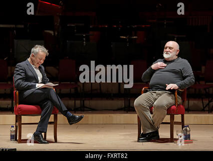 Alexei Sayle "Ein Abend mit Alexei Sayle" bei Liverpool Philharmonic Hall mit: Frank Cottrell-Boyce, Alexei Sayle wo: Liverpool, Vereinigtes Königreich bei: 17. März 2016 Stockfoto