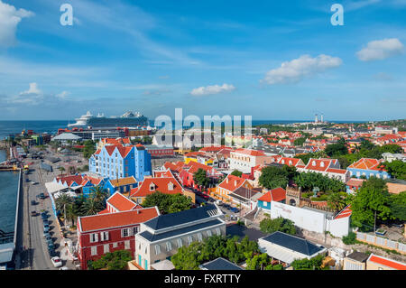 Blick hinunter auf historische niederländische Gebäude Otrobanda Willemstad Curacao Stockfoto