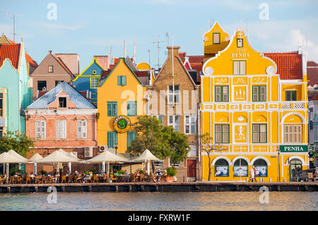 Niederländische Architektur und Cafés säumen der Waterfont Punda seitlich von Willemstad Curacao Stockfoto