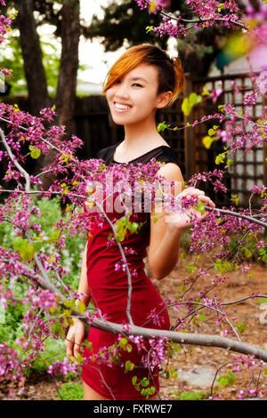 Skinny attraktive asiatisch-amerikanische Frau, die im Freien stehen Stockfoto