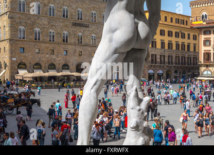 Florenz Italien. David von Michelangelo auf der Piazza della Signoria Platz Florenz mit Touristen. Statue von David von hinten gesehen. Stockfoto