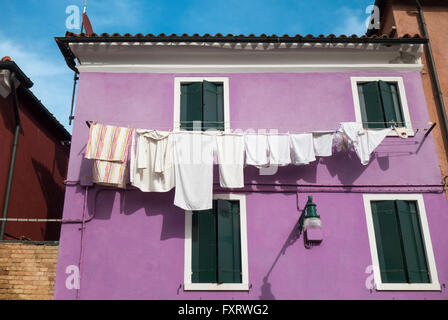 Venedig - Insel Burano bunte bunte Haus mit Wäscheleine Wäscheleine entlang des Kanals. Stockfoto