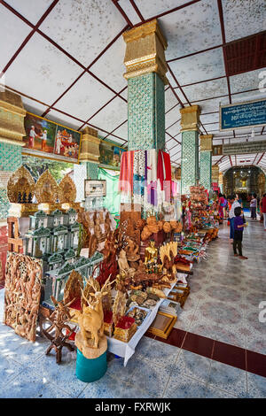 Stall mit Souvenirs die Kyauk Taw Gyi Pagode am Fuße des Mandalay Hill, Mandalay, Myanmar (Burma) Stockfoto