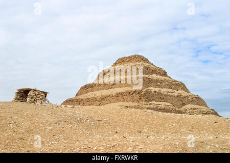 Die legendären Schritt Pyramide des Djoser (oder Zoser) in der Nekropole von Sakkara, Ägypten, zwischen Kairo und Memphis Stockfoto