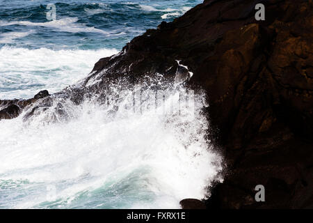 Meereswellen waschen auf Lava Rock Ufer Depoe Bay Oregon Stockfoto