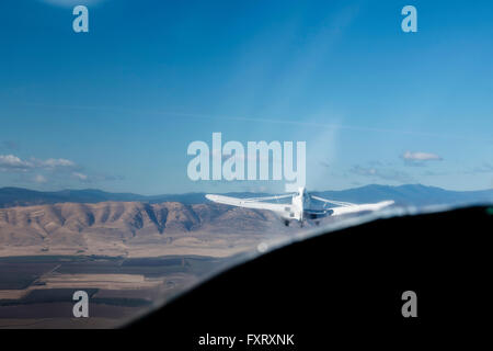 Schleppmaschine im blauen Himmel aus Flugzeug-Cockpit Stockfoto