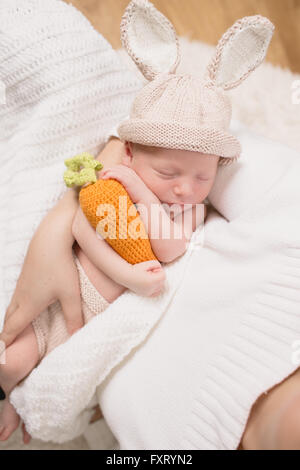 Baby junge Hasen Kostüm Stockfoto