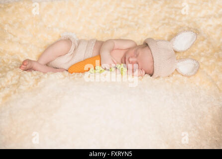 Baby junge Hasen Kostüm Stockfoto