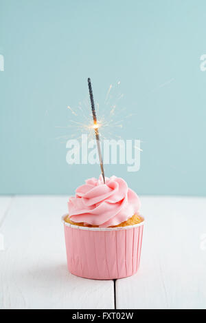 Cupcake mit Wunderkerze Stockfoto