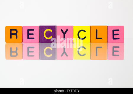 Recycle - eine Inschrift aus Holzklötzen Kinder- Stockfoto