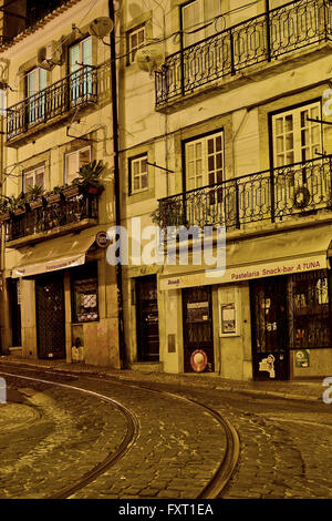 Alfama Viertel nachts in Lissabon, Portugal Stockfoto