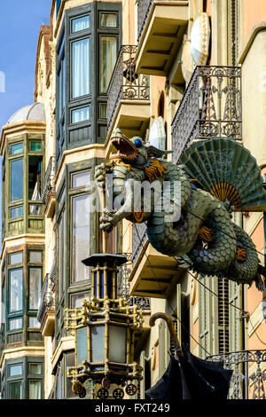 Drache, Detail auf das Haus Casa Bruno Cuadros oder Casa Dels Paraigues, La Rambla, Barcelona, Katalonien, Spanien Stockfoto