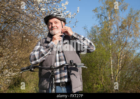 Senior, auf dem Fahrrad Helm, North Rhine-Westphalia, Deutschland Stockfoto
