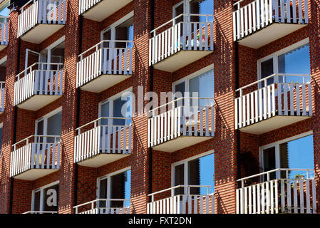 Lund, Schweden - 11. April 2016: Weißen Balkonen auf einem roten Backsteingebäude in der Stadt. Stockfoto