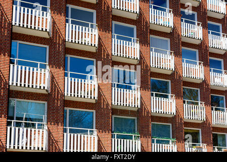 Lund, Schweden - 11. April 2016: Weißen Balkonen auf einem roten Backsteingebäude in der Stadt. Stockfoto